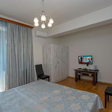 Hotel Season Erevan Esterno foto