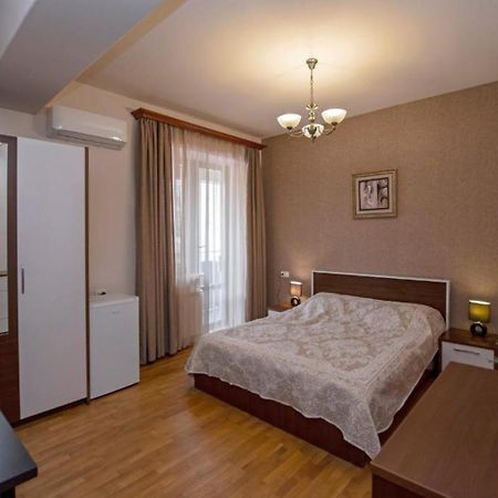 Hotel Season Erevan Esterno foto