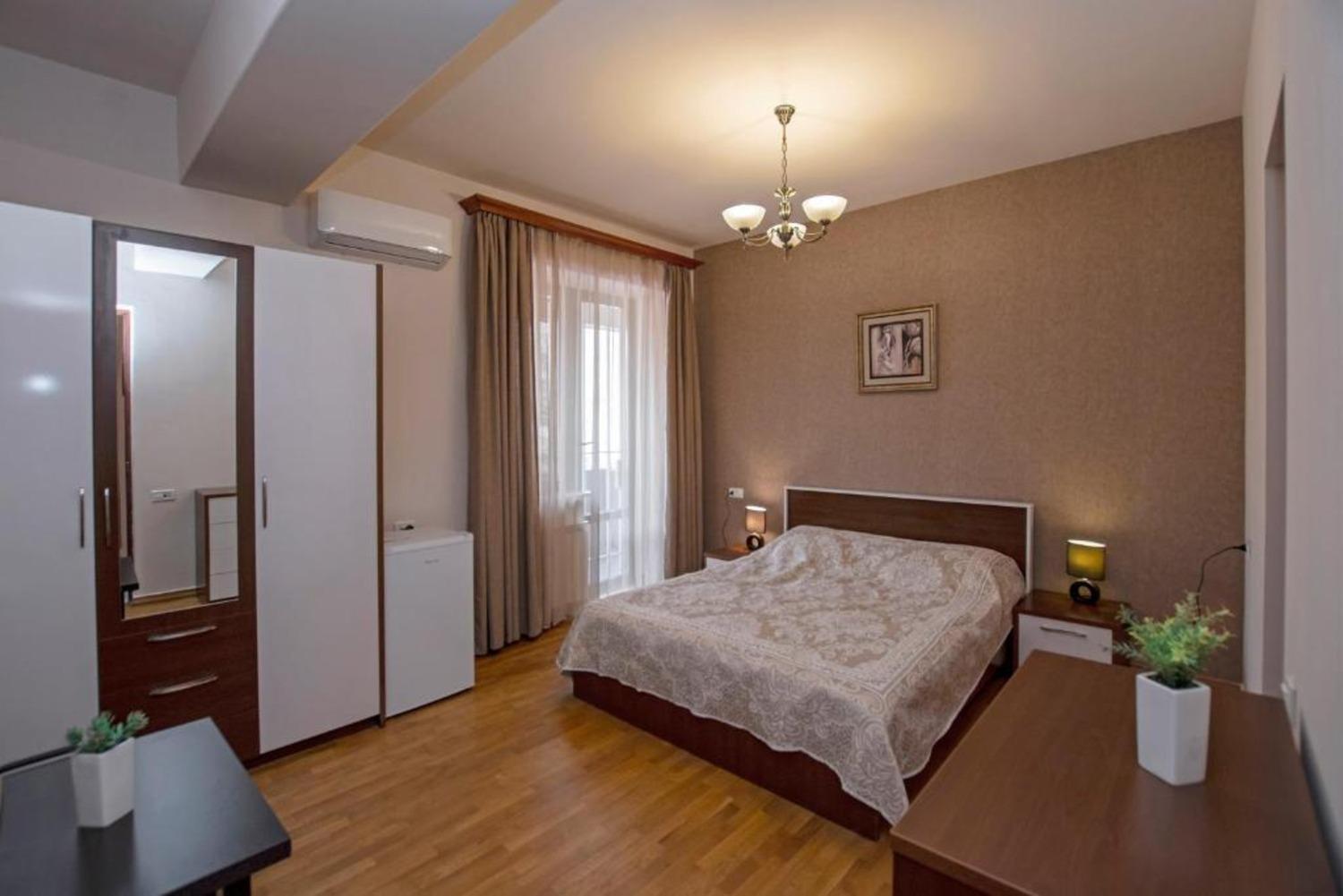 Hotel Season Erevan Esterno foto