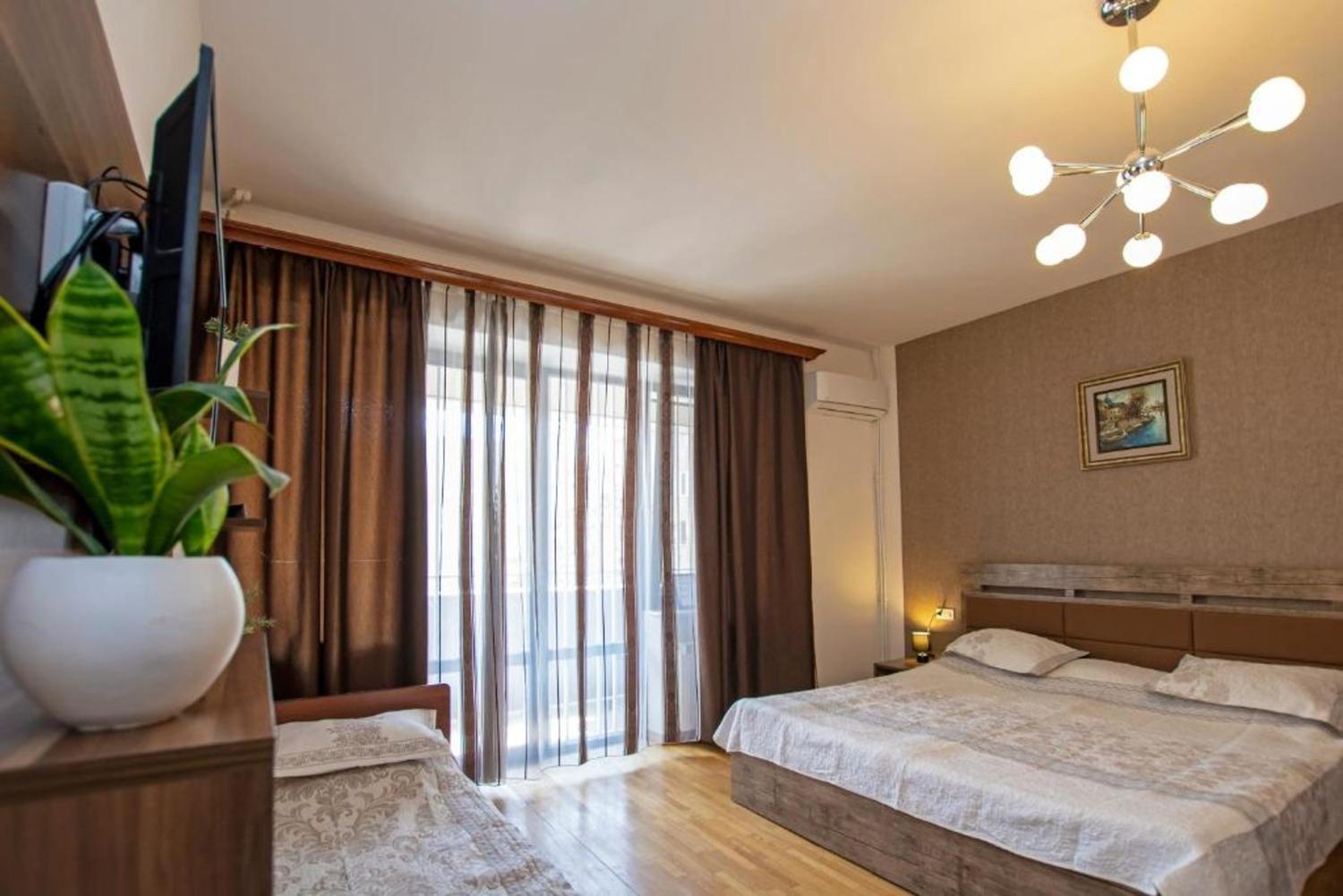 Hotel Season Erevan Esterno foto