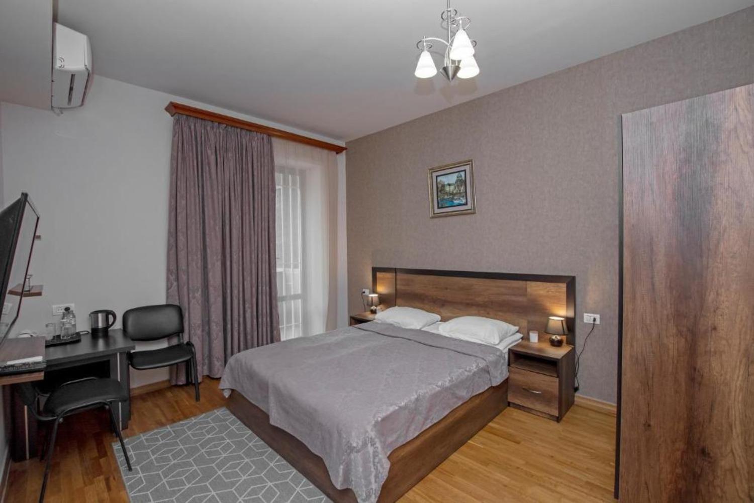 Hotel Season Erevan Esterno foto