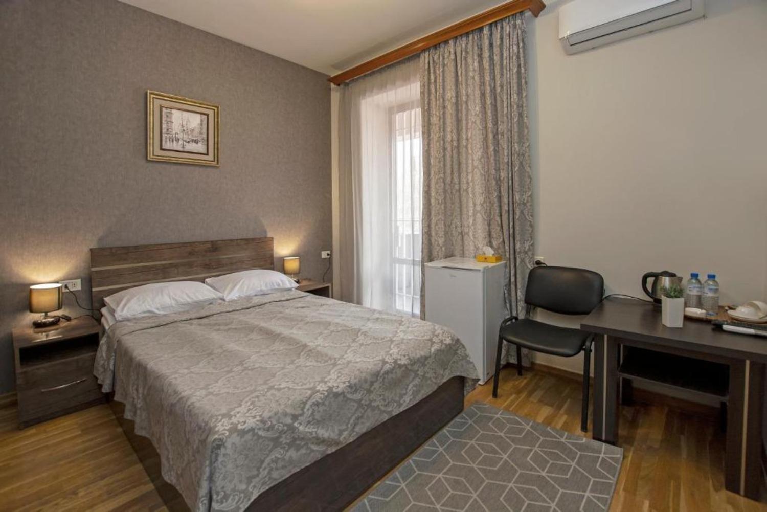 Hotel Season Erevan Esterno foto