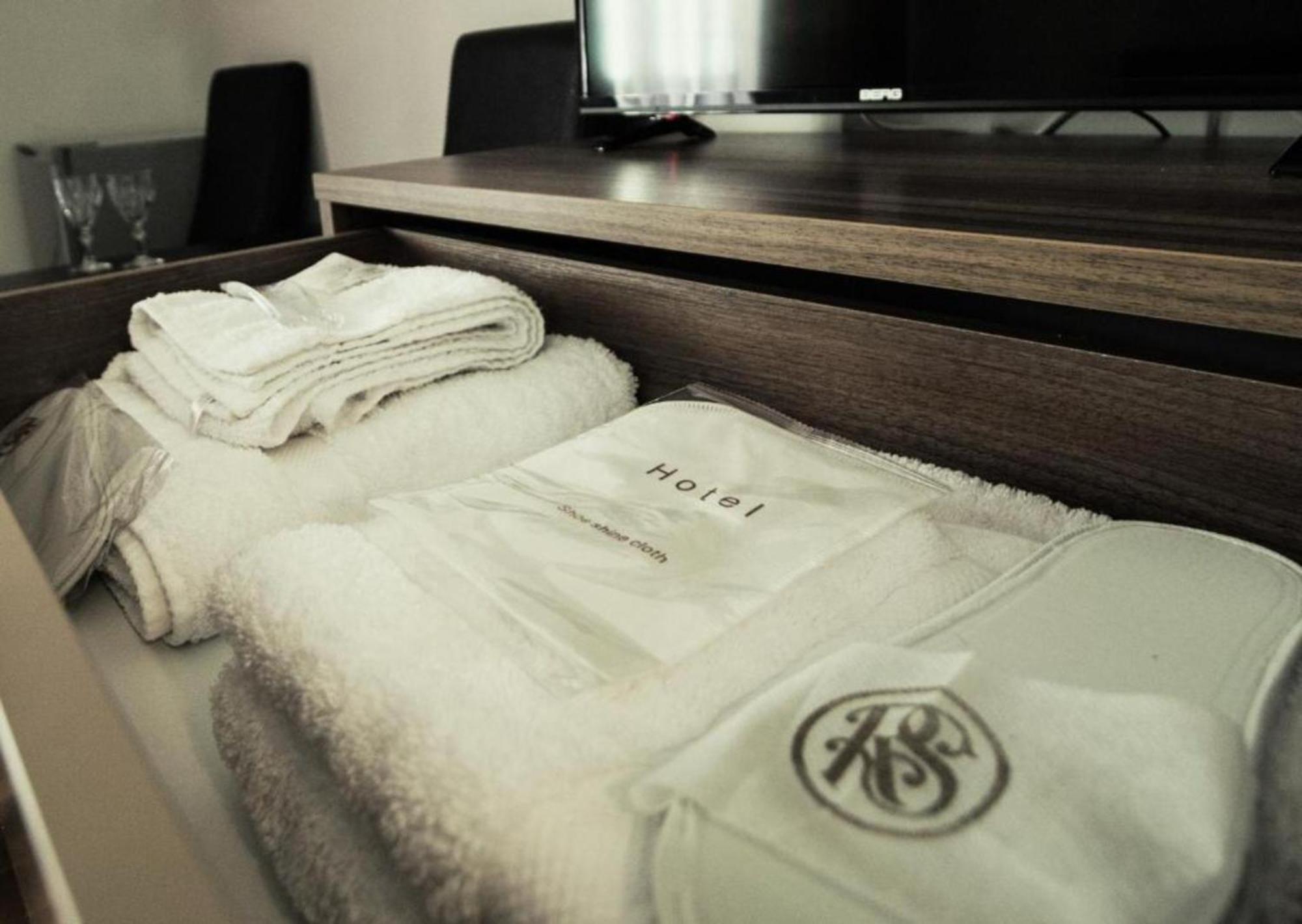 Hotel Season Erevan Esterno foto